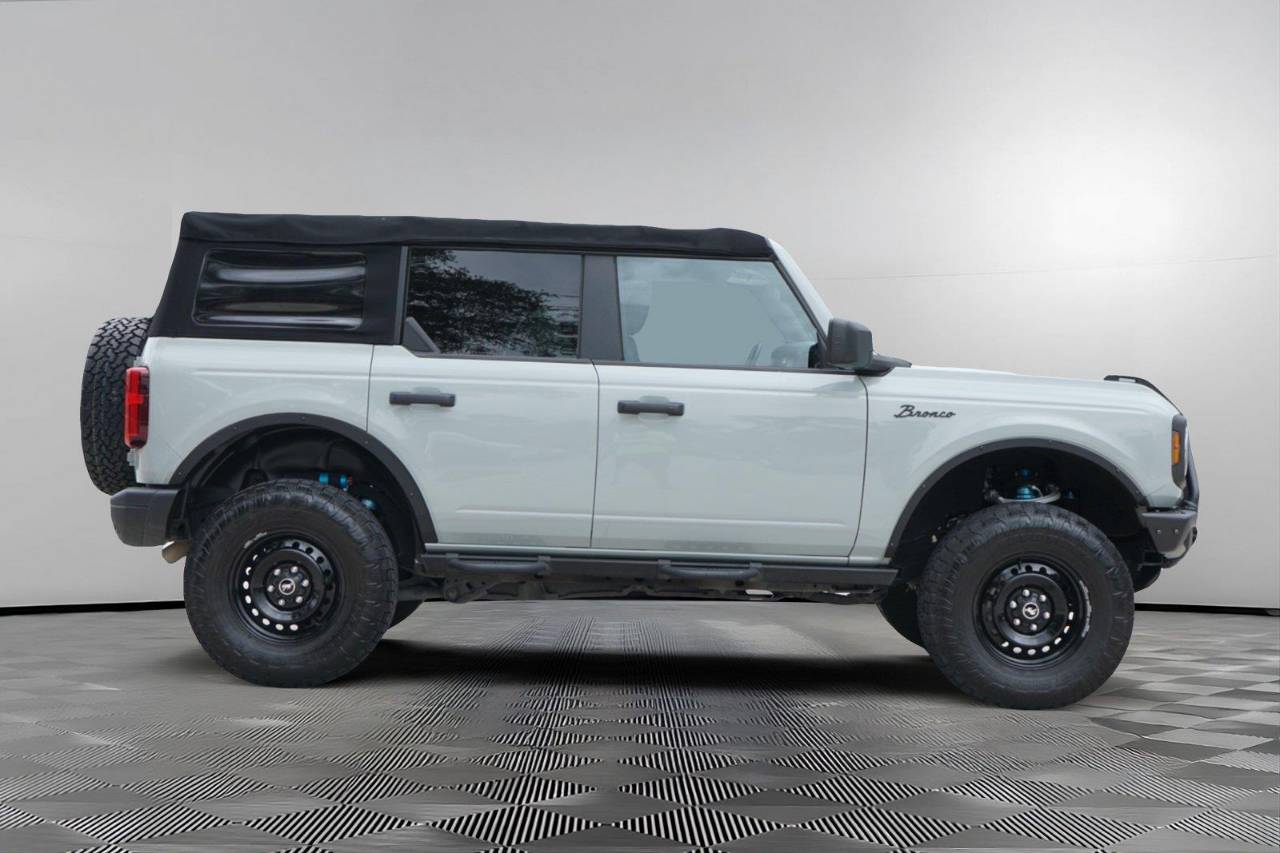Used 2022 Ford Bronco Black Diamond, photo 4