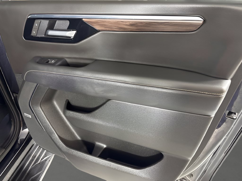 2025 Chevrolet Suburban Premier - Photo 12
