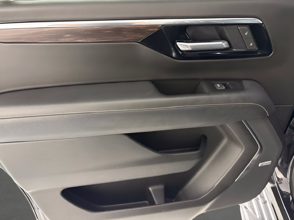 2025 Chevrolet Suburban Premier - Photo 17