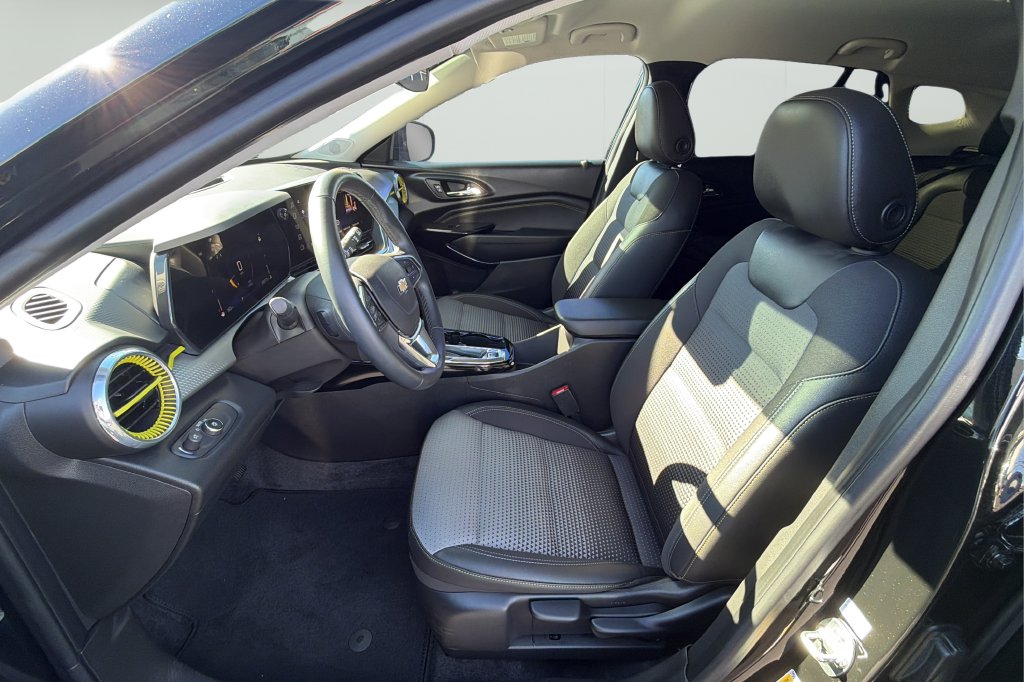 2025 Chevrolet Trax LT - Photo 14