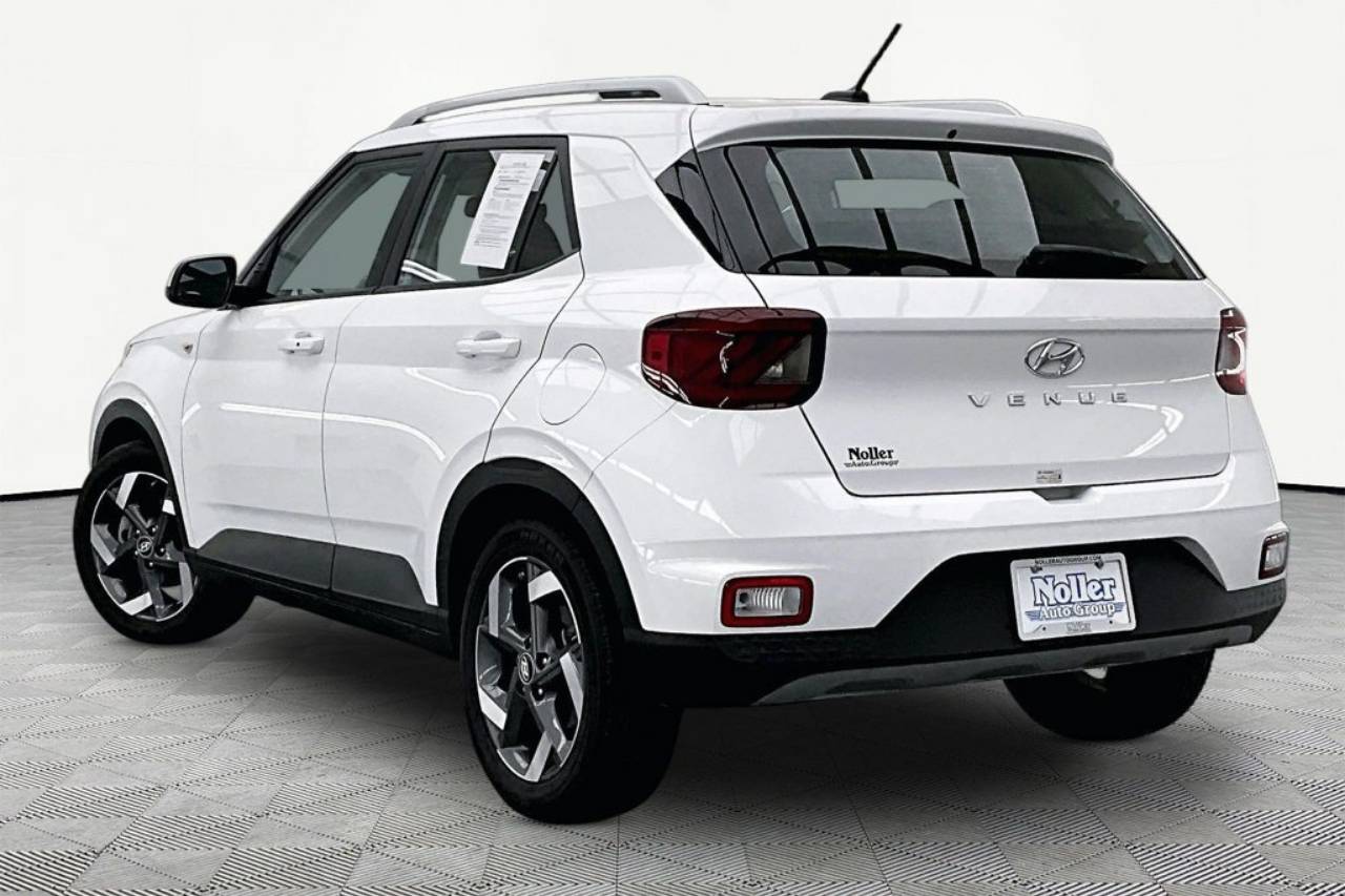 2024 Hyundai Venue Limited - Photo 13