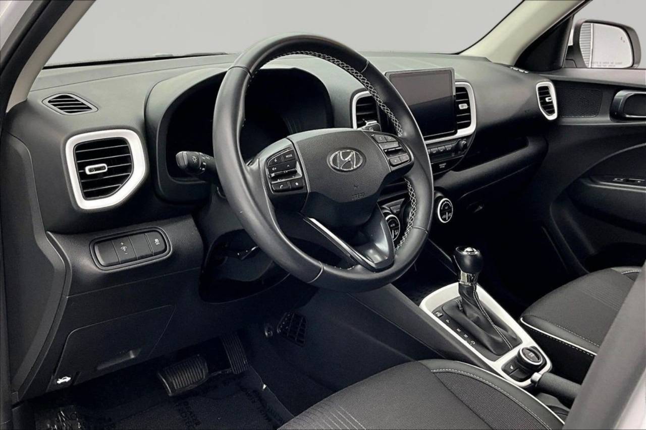 2024 Hyundai Venue Limited - Photo 14