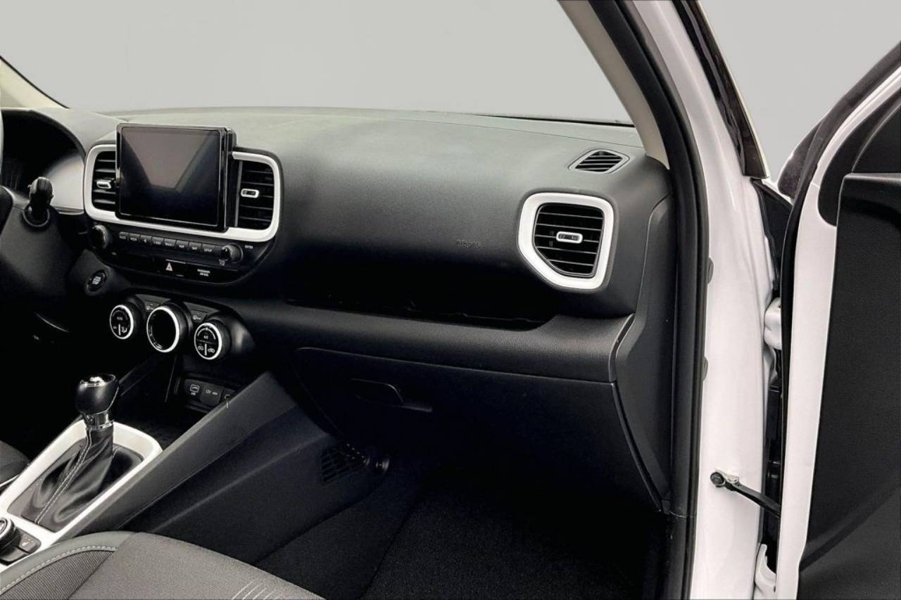 2024 Hyundai Venue Limited - Photo 17