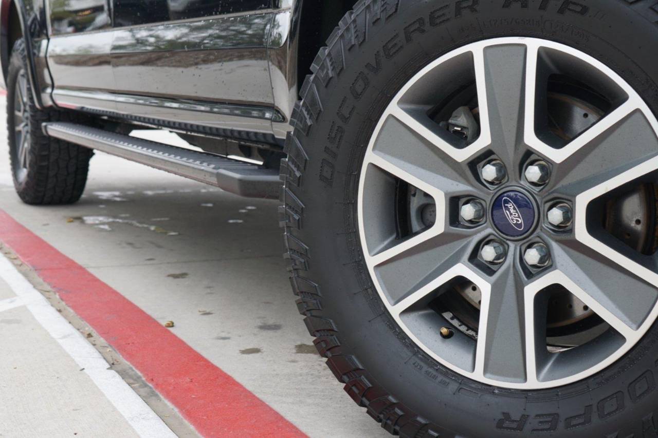 Used 2016 Ford F-150 XLT, photo 2