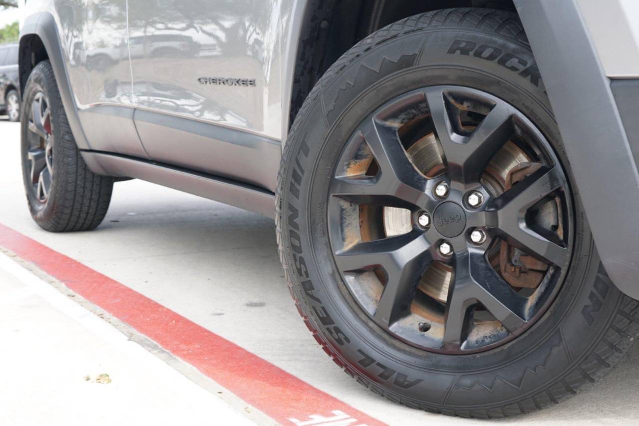 Used 2015 Jeep Cherokee Trailhawk, photo 2