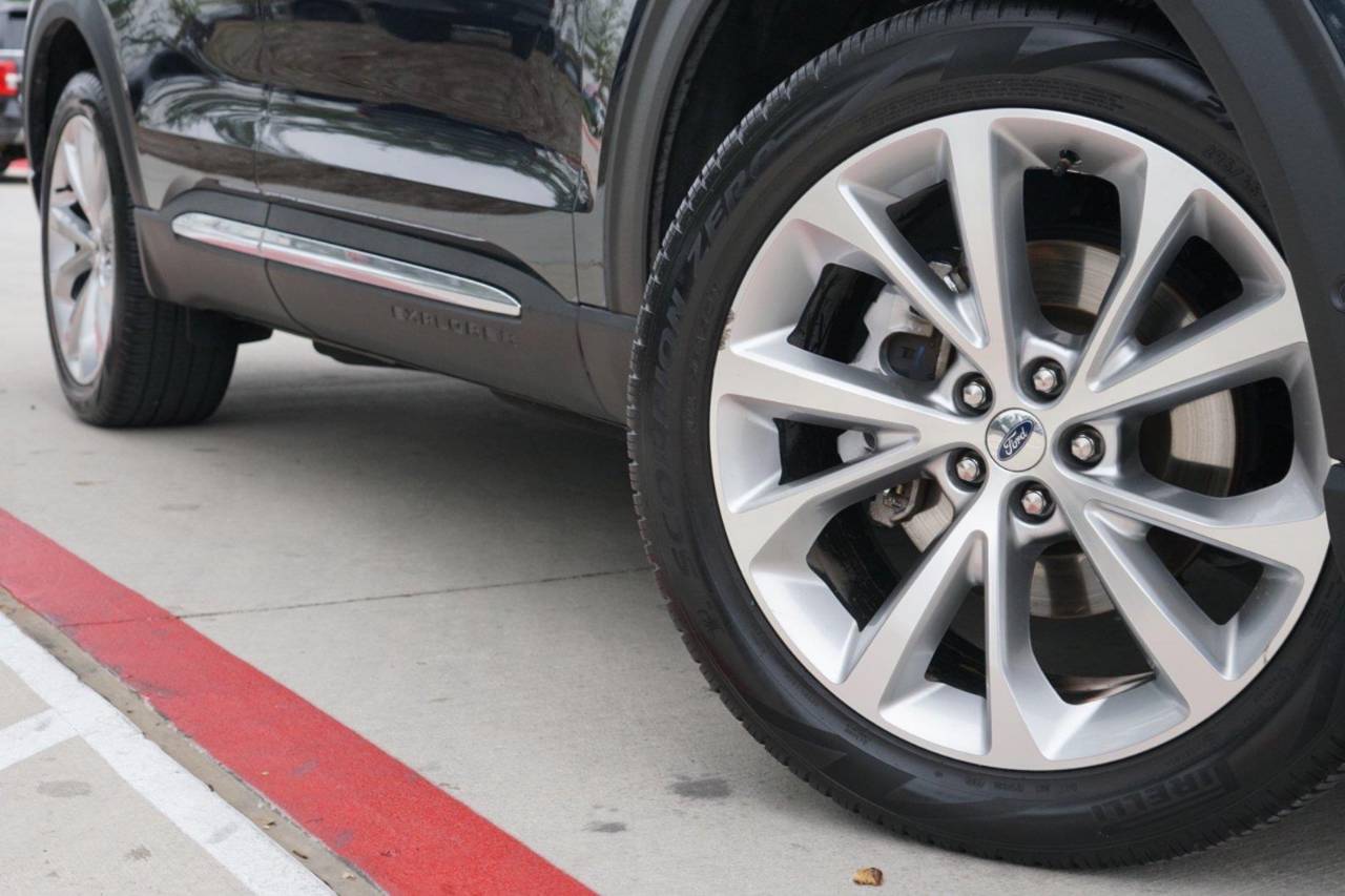 Used 2022 Ford Explorer Platinum, photo 2