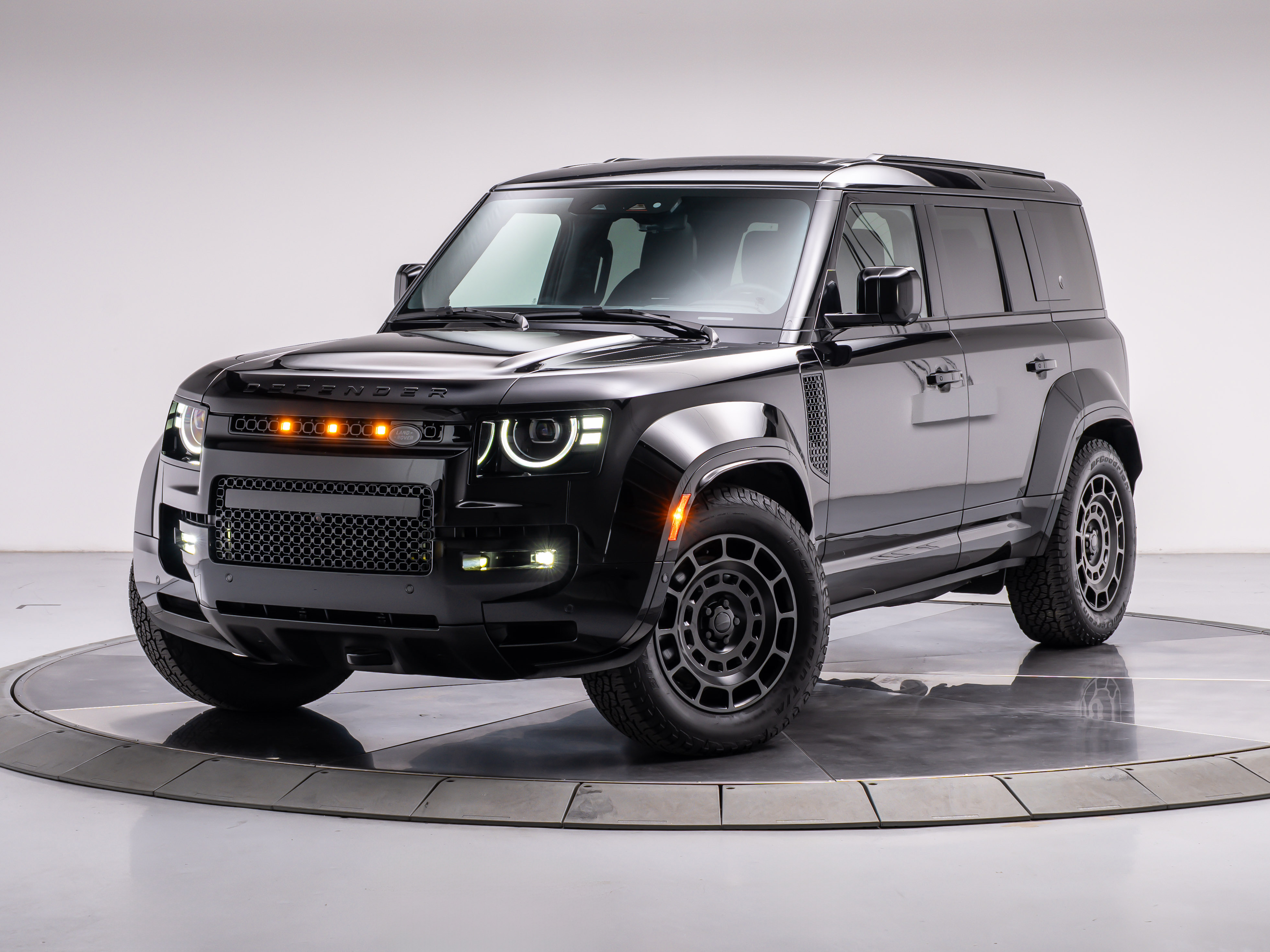 New 2026 Land Rover Defender P635 OCTA Black