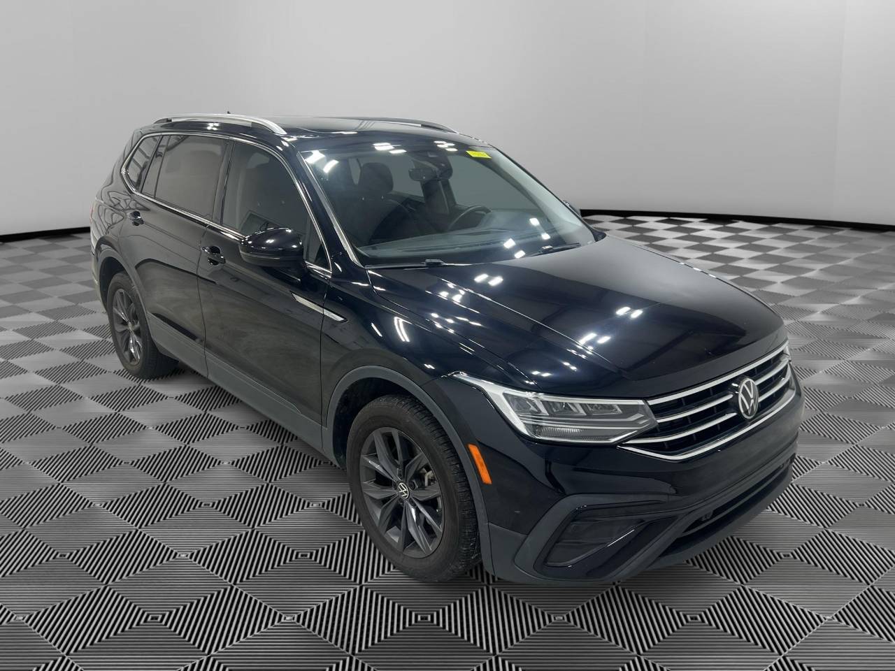 Used 2022 Volkswagen Tiguan SE with VIN 3VV2B7AX8NM022762 for sale in Wapakoneta, OH