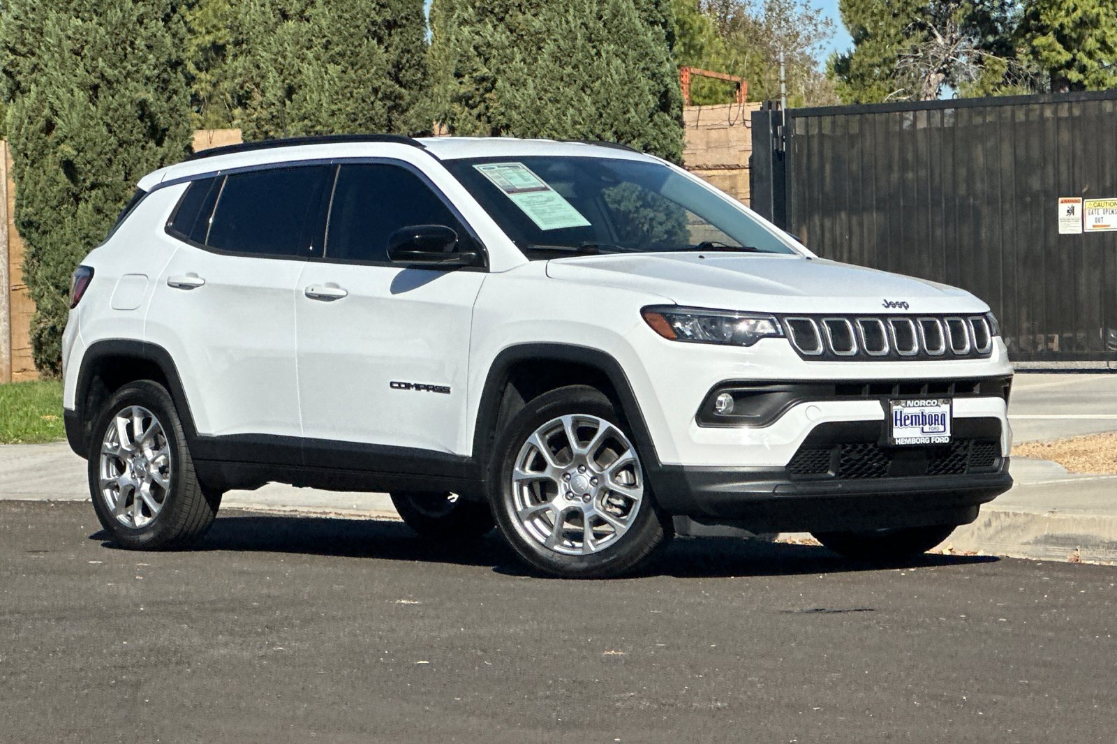 Used 2022 Jeep Compass Latitude Lux with VIN 3C4NJDFB0NT131037 for sale in Norco, CA