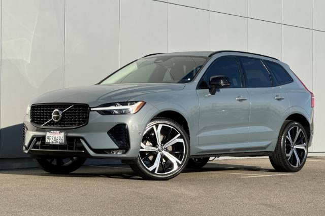 2023 Volvo XC60 B5 Ultimate Dark Theme