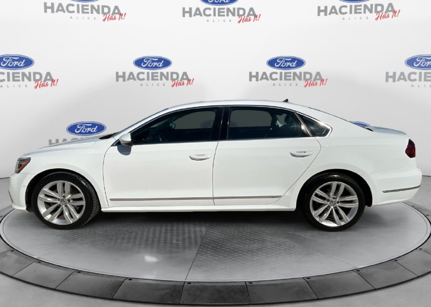 Used 2018 Volkswagen Passat SEL Premium with VIN 1VWCA7A33JC047015 for sale in Alice, TX