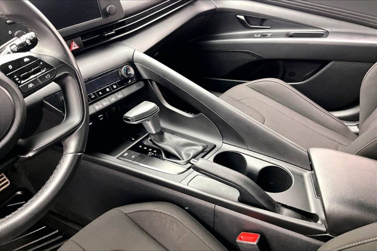 2025 Hyundai Elantra SEL - Photo 15