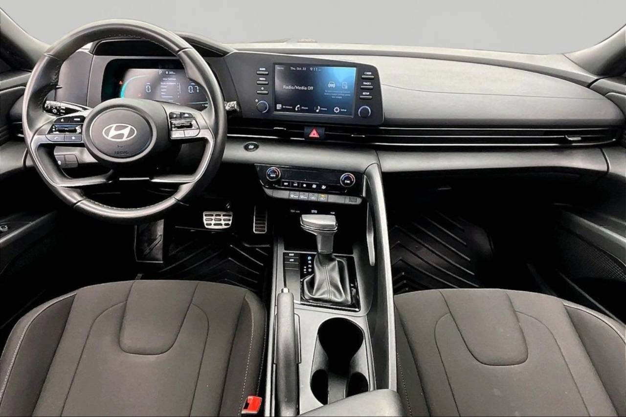 2025 Hyundai Elantra SEL - Photo 16