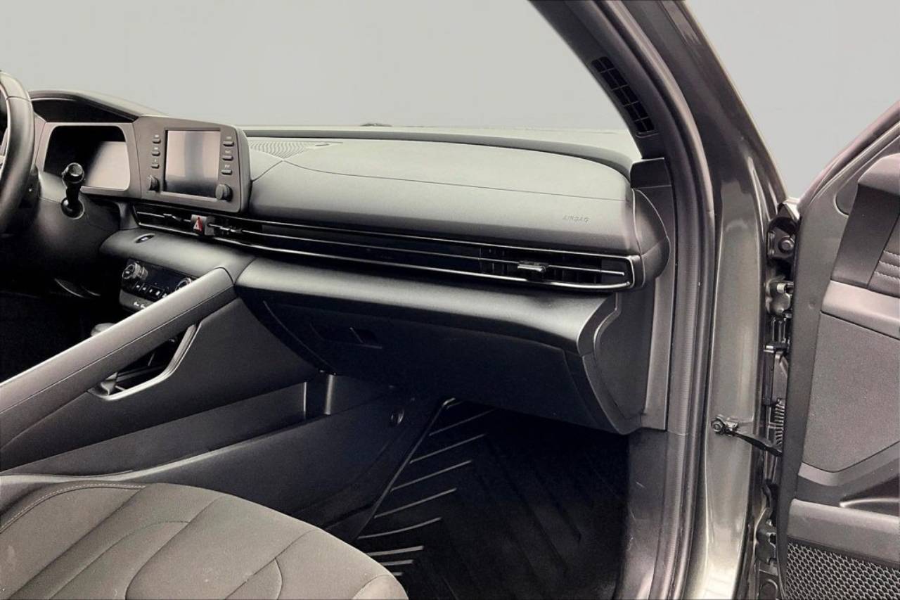 2025 Hyundai Elantra SEL - Photo 17